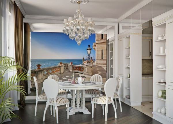 Vue depuis le balcon de la mer bleue dans le coin repas de la cuisine