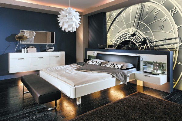 Peinture murale originale avec cadran d'horloge noir et blanc à l'intérieur de la chambre