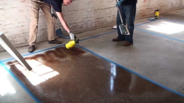 Comment peindre un sol en béton dans un bain