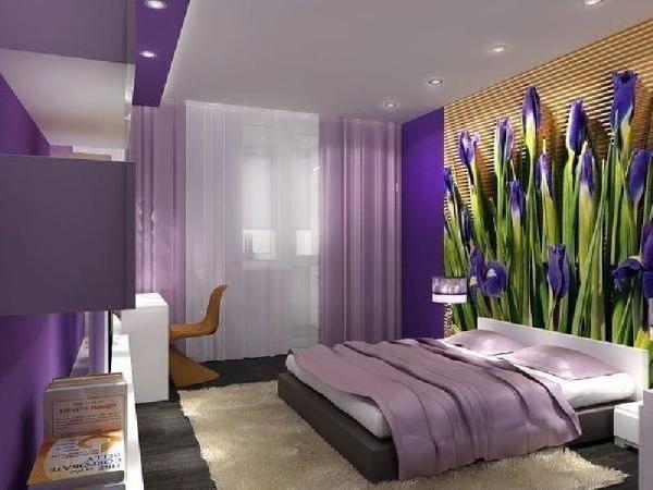 Des peintures murales aux iris à demi fleuris, soulignent l'intérieur de la chambre dans des tons lilas