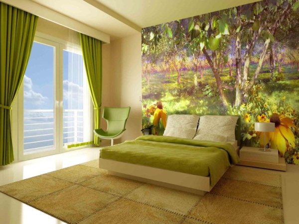 Sur la photo, des peintures murales sur le lit dans la chambre avec l'image d'un jardin coloré et lumineux, à l'intérieur de la chambre