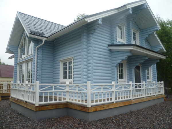 Maison en bois avec façade peinte