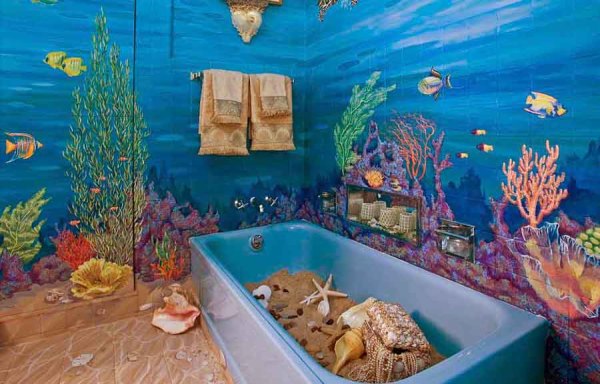 Ang mural ng pader na may imahe ng seabed at ang mga naninirahan sa banyo ng dagat