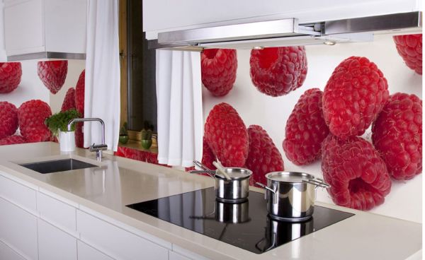 Papiers peints avec framboises appétissantes sur un tablier de cuisine