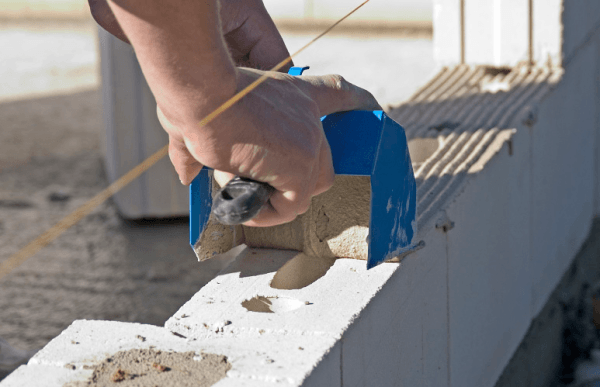 Comment poser des murs à partir de blocs de mousse