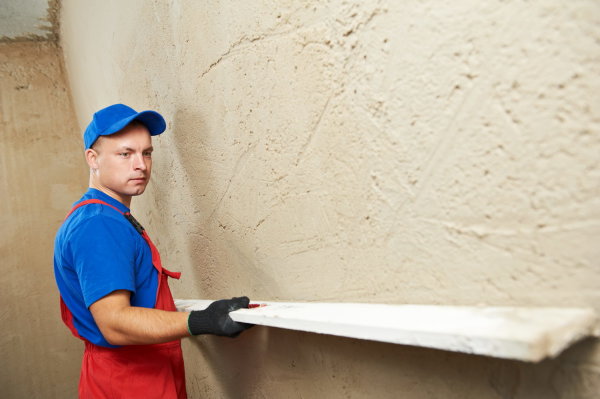 Quelle couche de plâtre peut être appliquée sur le mur