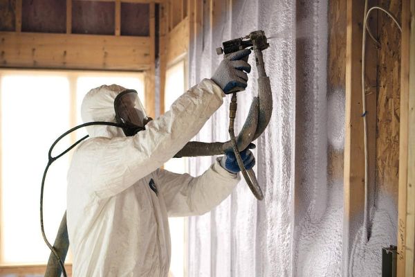 Application de mousse de polyuréthane sur le mur, par pulvérisation