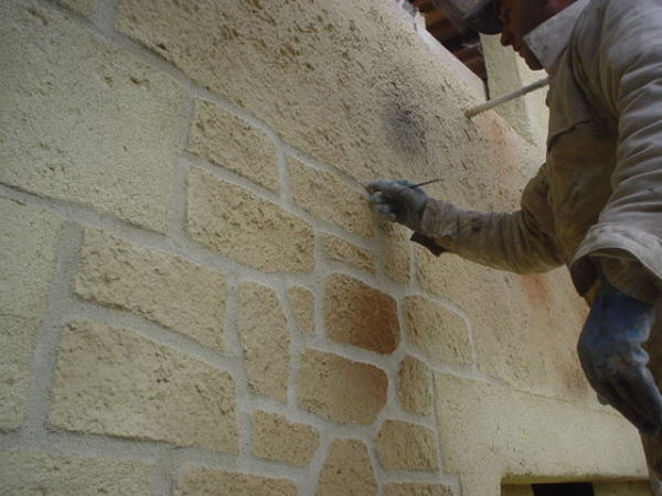 Enduit de façade en silicone et son application.