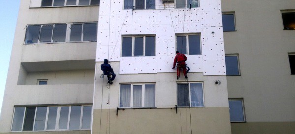 Isolation de la façade d'un immeuble à plusieurs étages