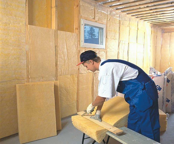 Les constructions à ossature sur les murs en bois avec doublure en placoplâtre rendent notre maison en bois beaucoup plus chaude