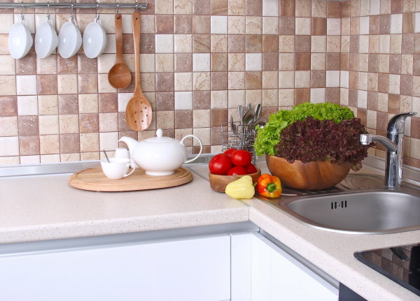 Des carreaux de céramique sur les murs de la cuisine, c'est presque un classique, c'est pratique, et un large choix de couleurs et de motifs vous permet de créer un intérieur magnifique et original