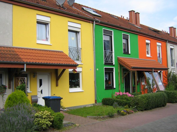 Façade peinte multicolore d'un immeuble à appartements