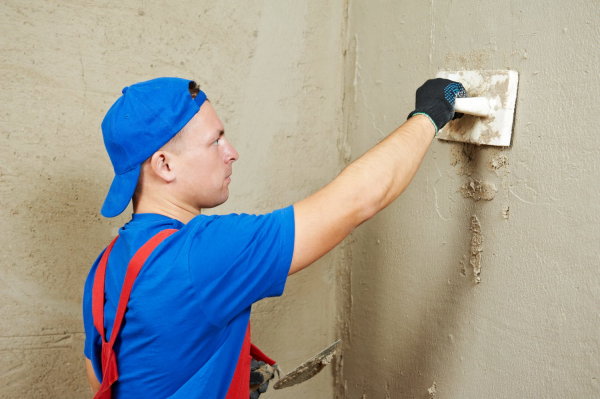 Ang pag-plaster ng mga pader bago i-install ang mga sheet ng drywall, ay maaaring magsilbing proteksyon ng mga dingding mula sa kahalumigmigan, at samakatuwid mula sa amag at fungus