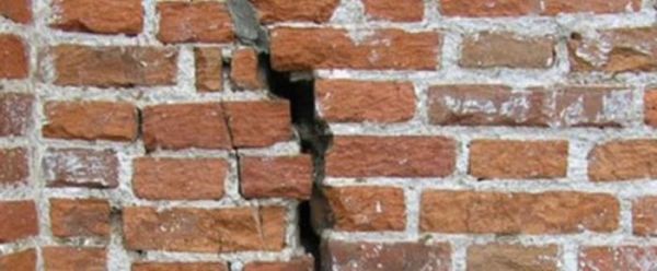 Fissure dans le mur de briques