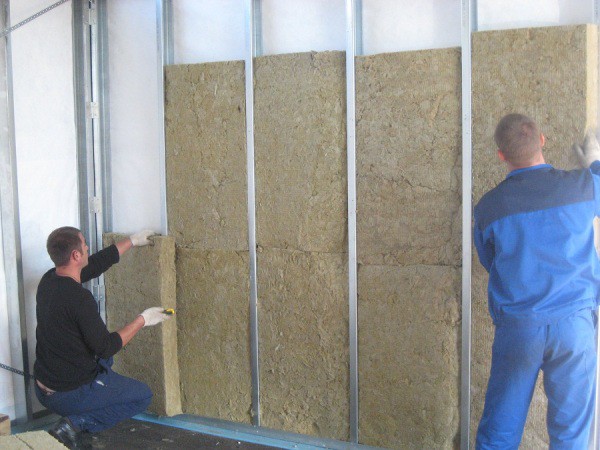 Isolation des murs avec de la laine de basalte, qui diffère de la laine avec une couleur gris minéral et une structure plus dense