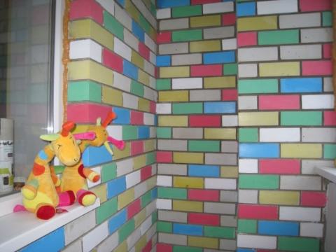 Sa tulong ng maraming kulay na mga pintura para sa mga brick, maaari kang lumikha ng zone ng mga bata sa bakuran malapit sa bahay