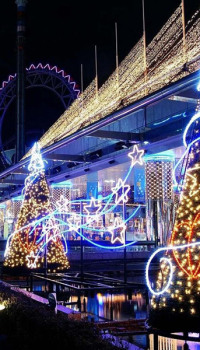 Décoré pour les rues de vacances de la ville de nuit