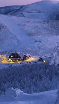 Vue du village perdu dans la neige