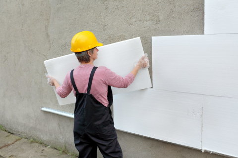 Nous voyons un exemple d'isolation des murs extérieurs avec de la mousse.