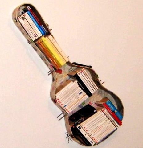 Étagère d'une vieille guitare