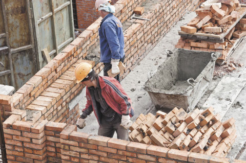 SNiP sur les murs de briques: placement des matériaux sur un terrain