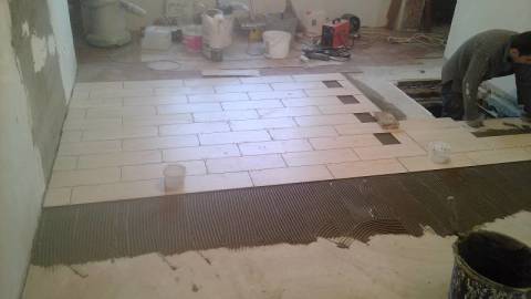 Comment poser des carreaux sur le sol