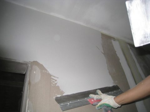 Sa larawan - paglalagay ng drywall sa buong ibabaw