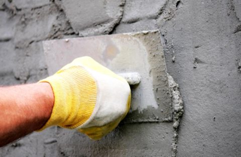 Le plâtrage est utilisé pour le nivellement de base de la surface pour la finition