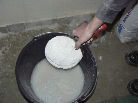 Le mélange sec est réparti uniformément sur le miroir d'eau