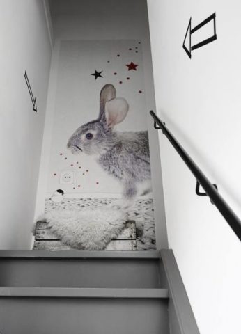 Les peintures murales sur un escalier étroit augmentent visuellement l'espace