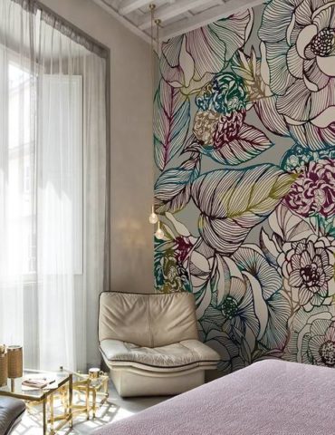 Murale avec un grand motif dans la chambre avec un haut plafond