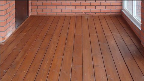 Plancher en bois peint