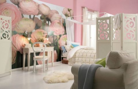 Les fleurs sur les peintures murales sont une option universelle pour une chambre à coucher