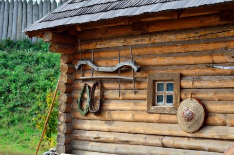 Pagbuo ng isang bahay mula sa isang log house