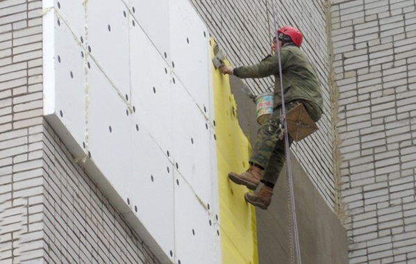 Technologie d'application de l'enduit de façade sur la mousse